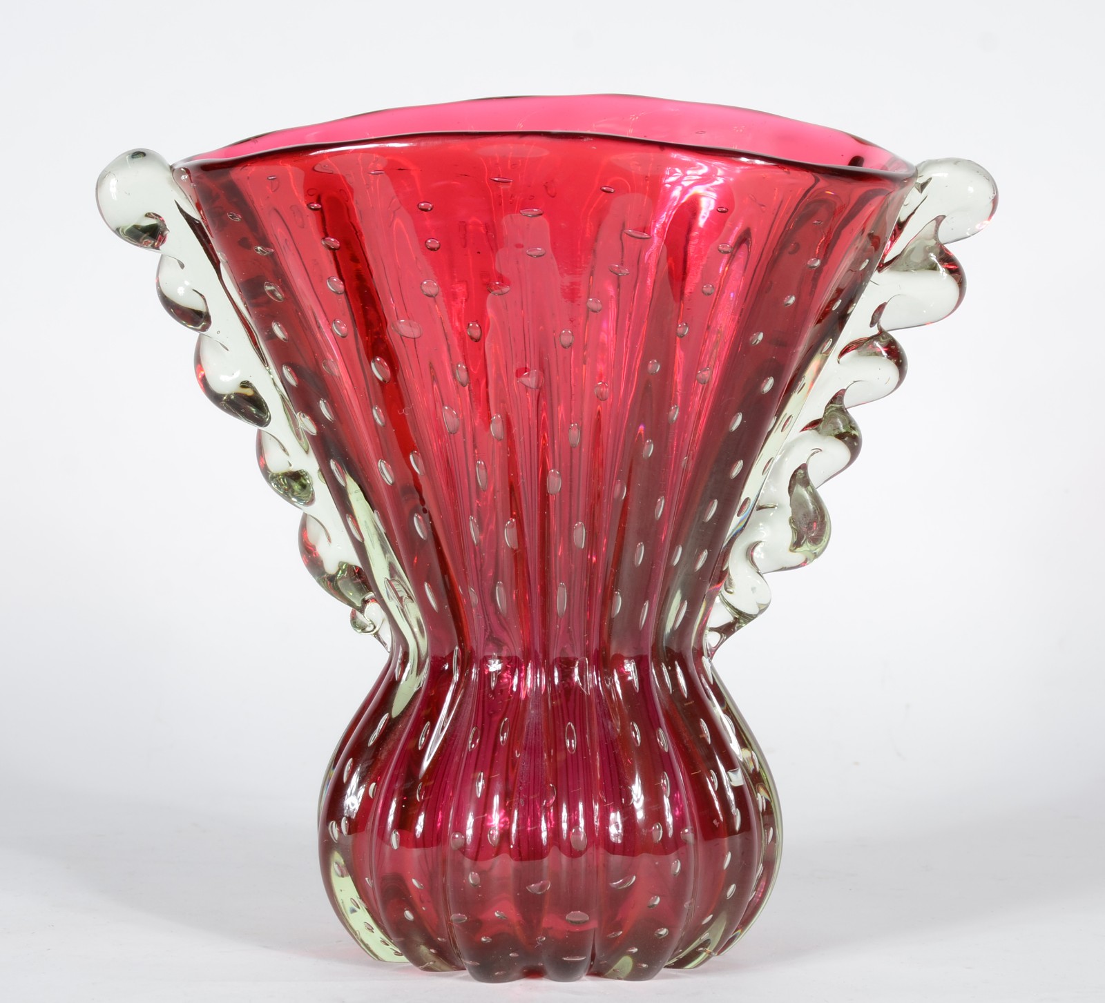 Vaso de murano italiano na cor rubi, lateral e base em gomos. - foto 2 de 4