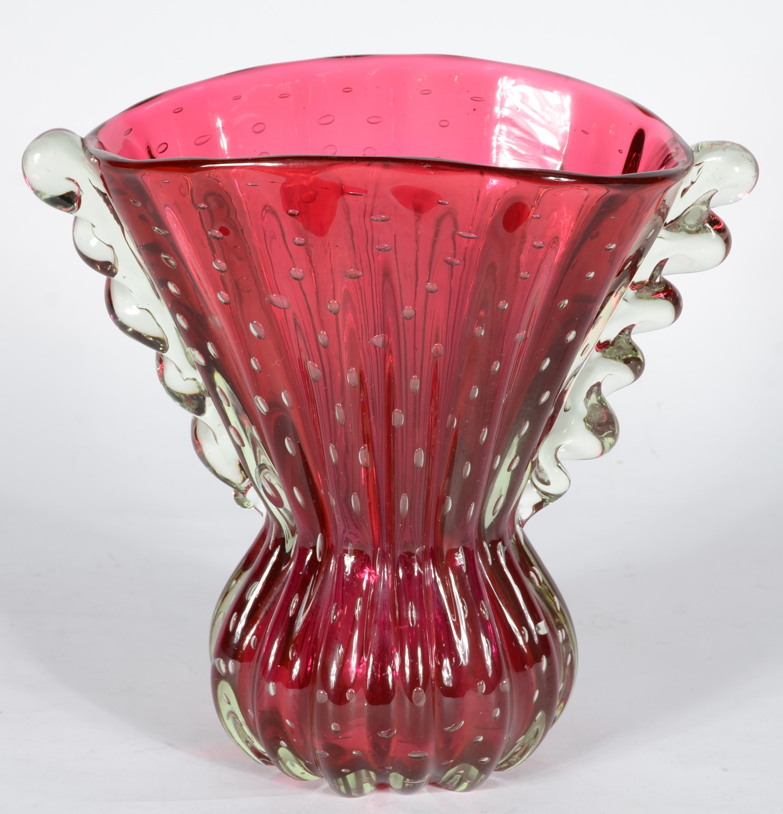 Vaso de murano italiano na cor rubi, lateral e base em gomos. - foto 1 de 4