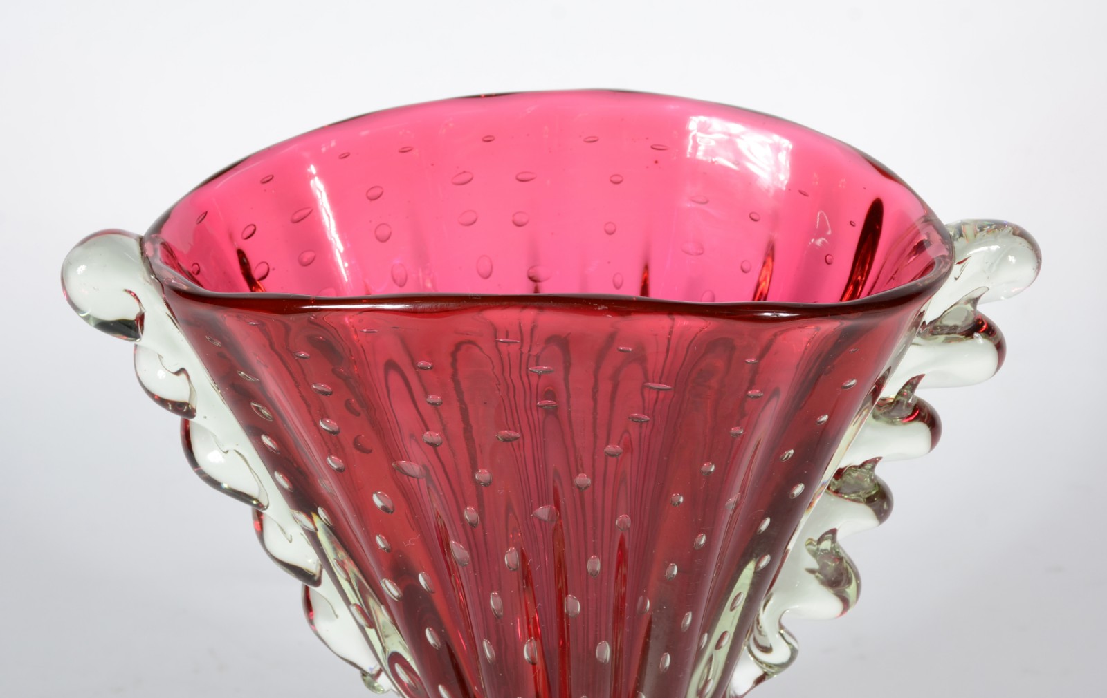 Vaso de murano italiano na cor rubi, lateral e base em gomos. - foto 3 de 4