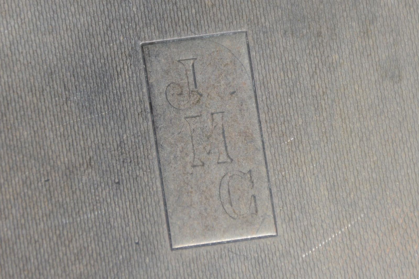 Par de escovas de prata inglesa com iniciais "JMC". - foto 4 de 5
