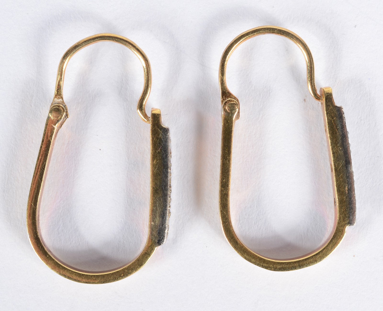 Par de brincos de ouro 18k., com mini brilhantes. (Por motivos de... - foto 1 de 5