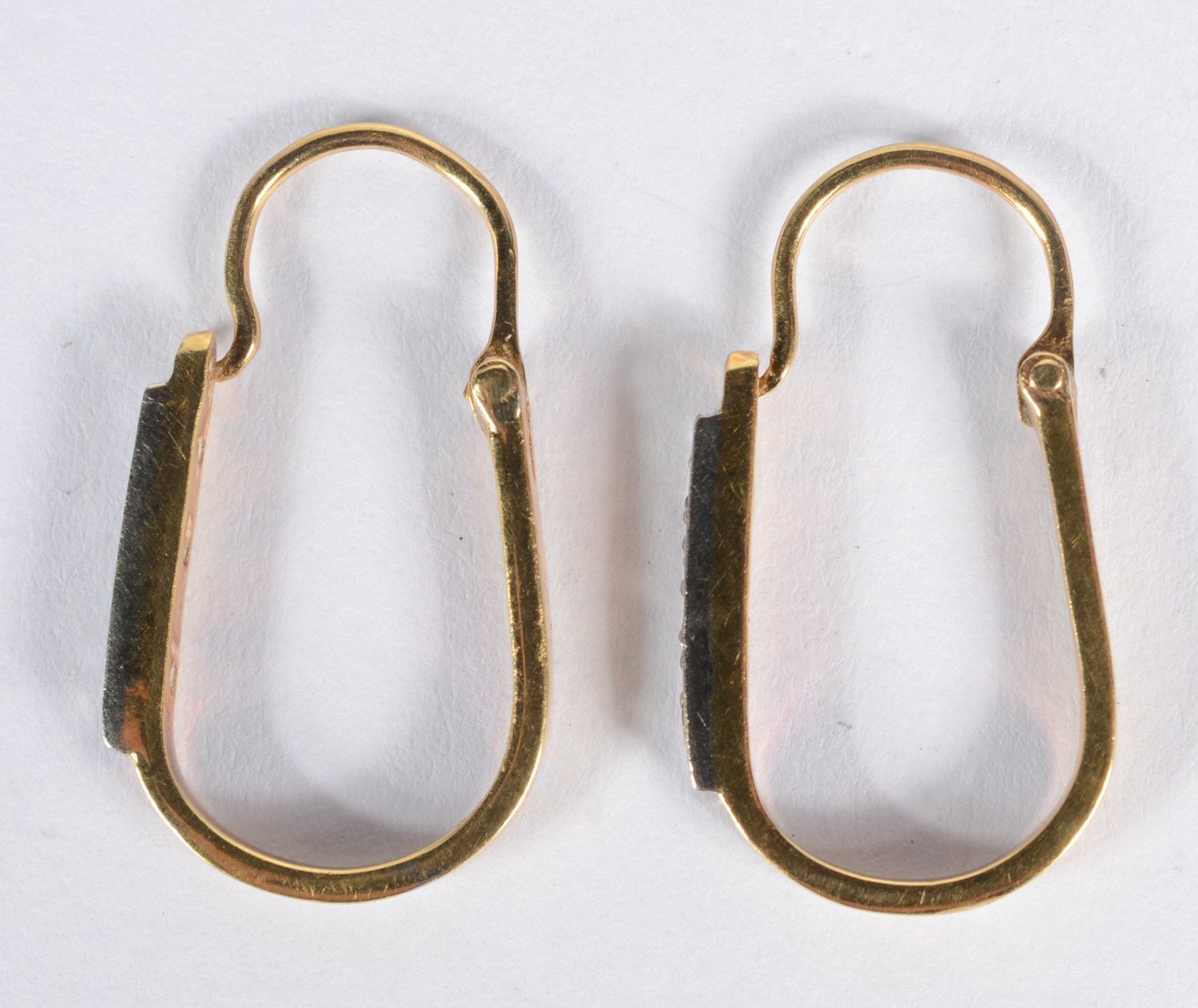 Par de brincos de ouro 18k., com mini brilhantes. (Por motivos de... - foto 3 de 5