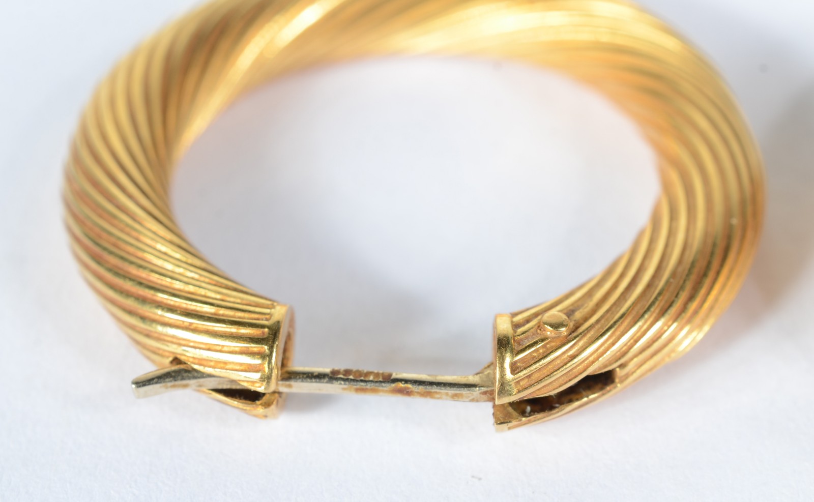 Par de brincos "argolas" de ouro 18 k., contraste 750 mls.(Por... - foto 2 de 6