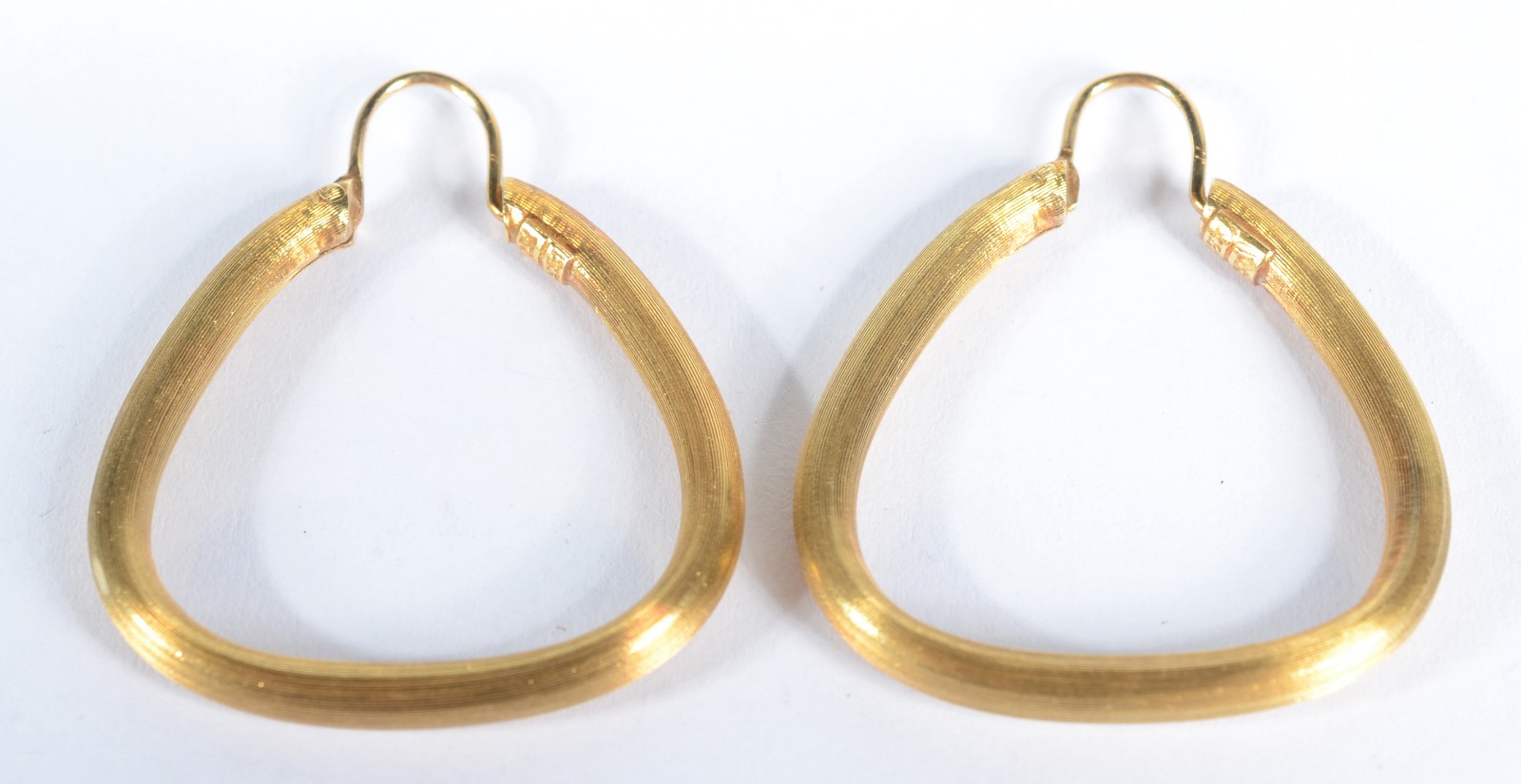 Par de brincos feitio argola de ouro 18 k., contraste 750 mls. (Por... - foto 1 de 5