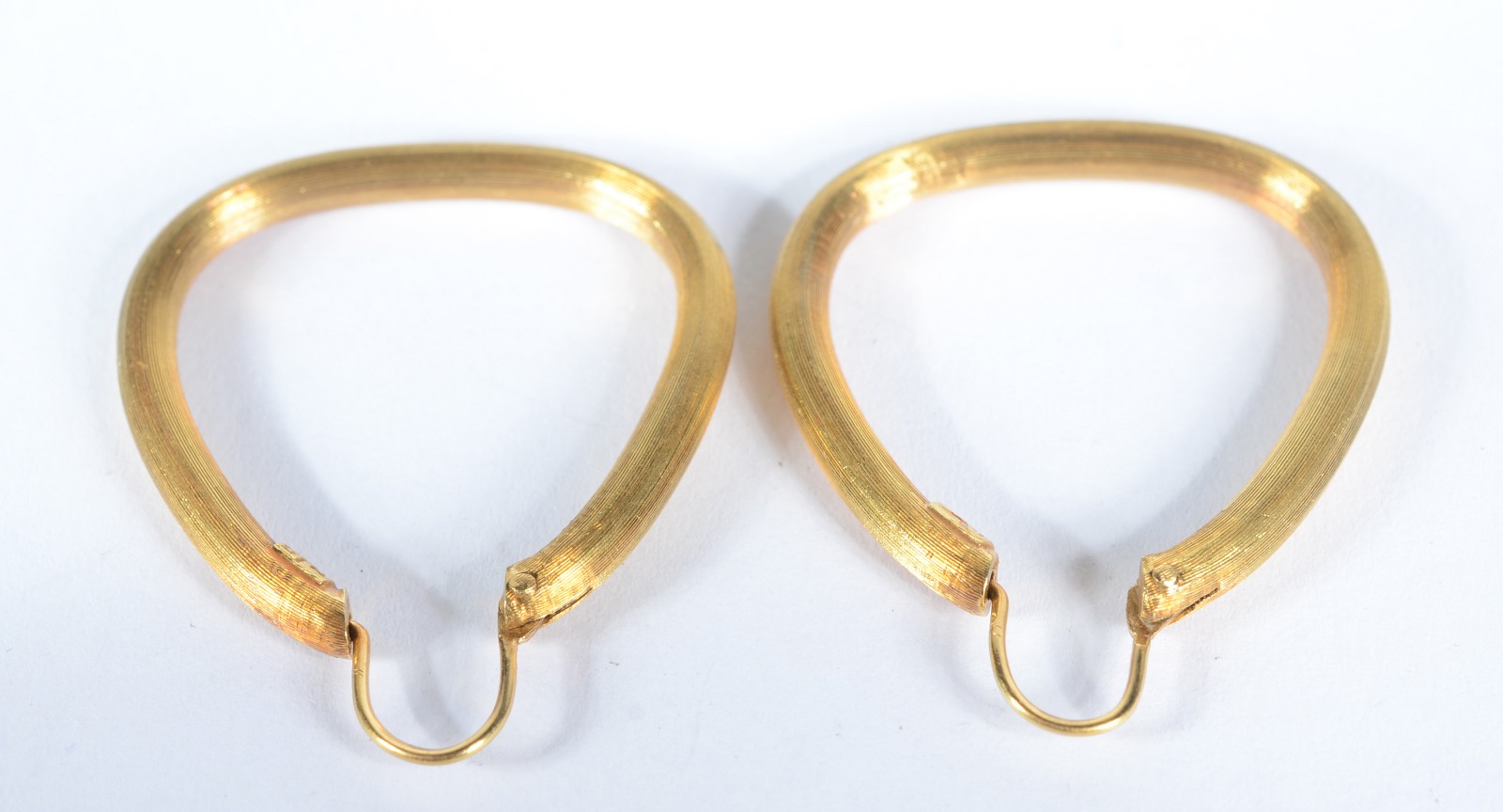 Par de brincos feitio argola de ouro 18 k., contraste 750 mls. (Por... - foto 2 de 5