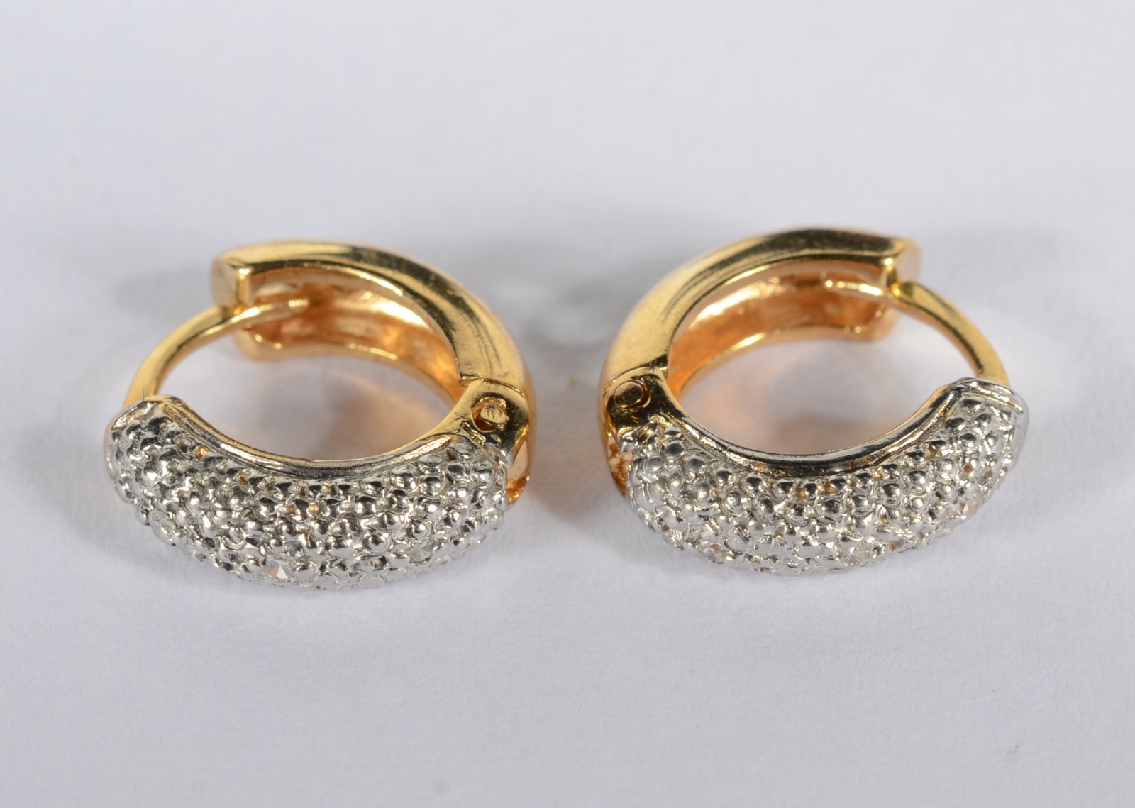 Par de argolinhas de ouro 18 k., com brilhantes. (Por motivos de... - foto 1 de 4