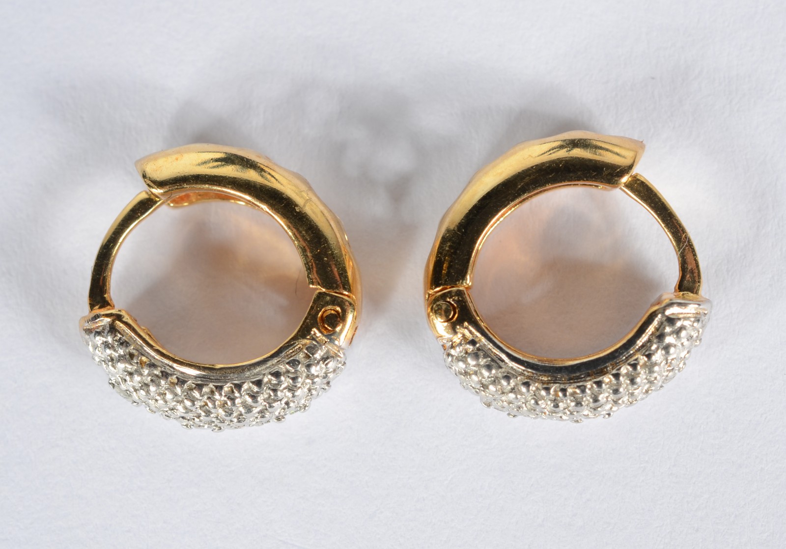 Par de argolinhas de ouro 18 k., com brilhantes. (Por motivos de... - foto 2 de 4