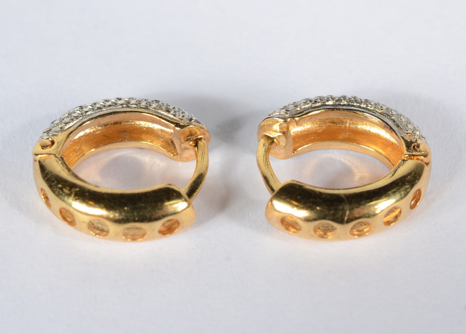 Par de argolinhas de ouro 18 k., com brilhantes. (Por motivos de... - foto 3 de 4