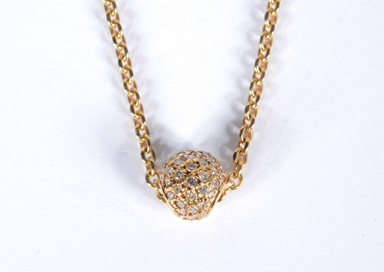 Colar de ouro 18 k., contraste 750 mls, pendente com brilhantes. (Por... - foto 1 de 5