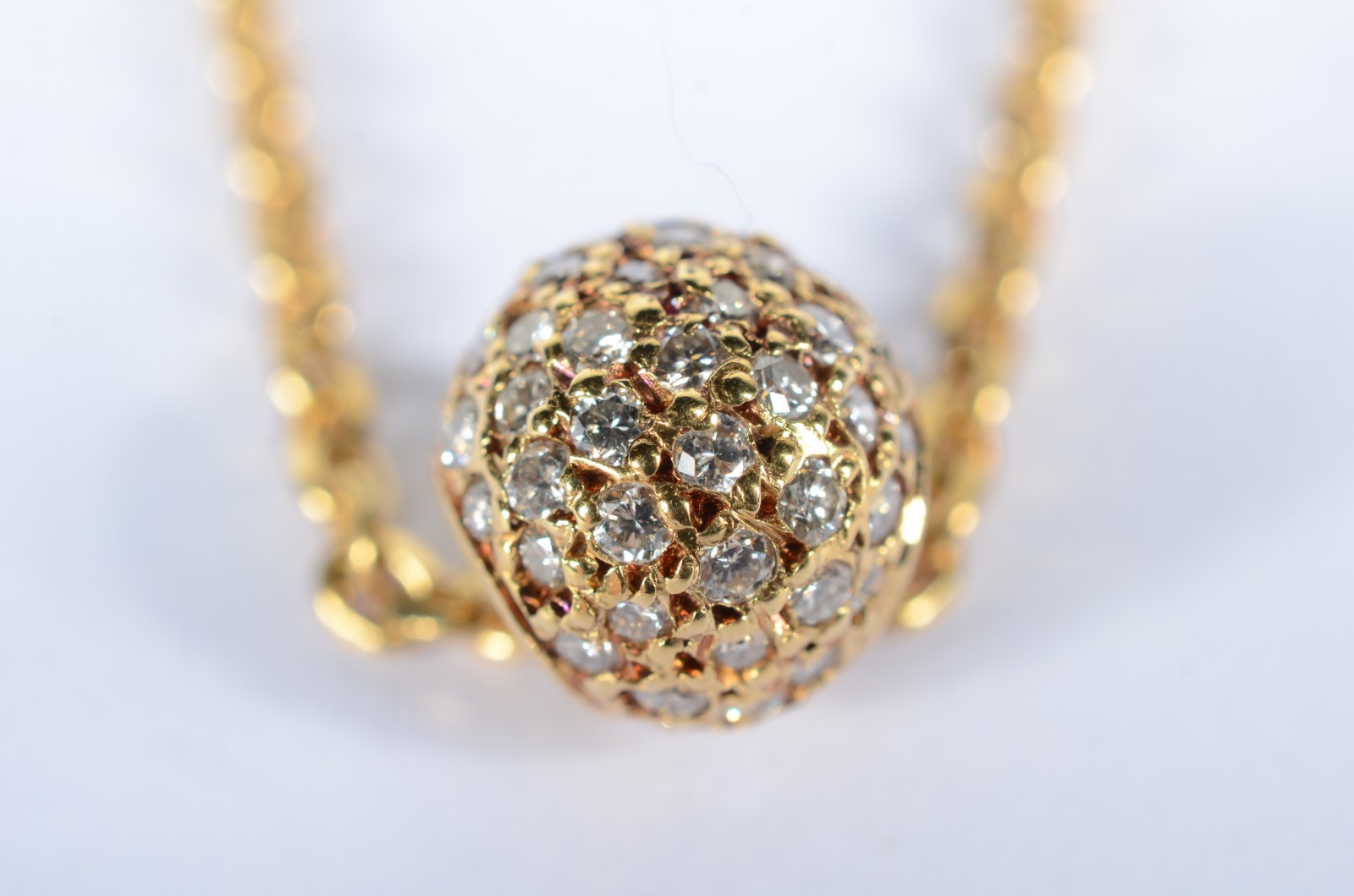 Colar de ouro 18 k., contraste 750 mls, pendente com brilhantes. (Por... - foto 3 de 5