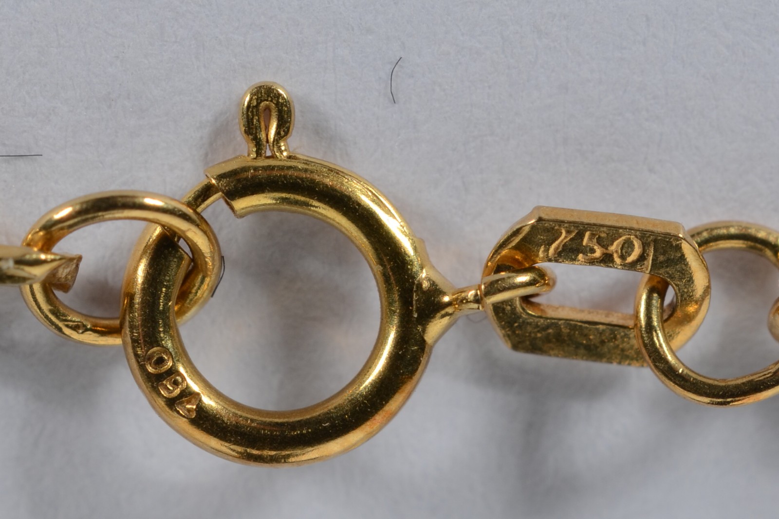 Colar de ouro 18 k., contraste 750 mls, pendente com brilhantes. (Por... - foto 5 de 5