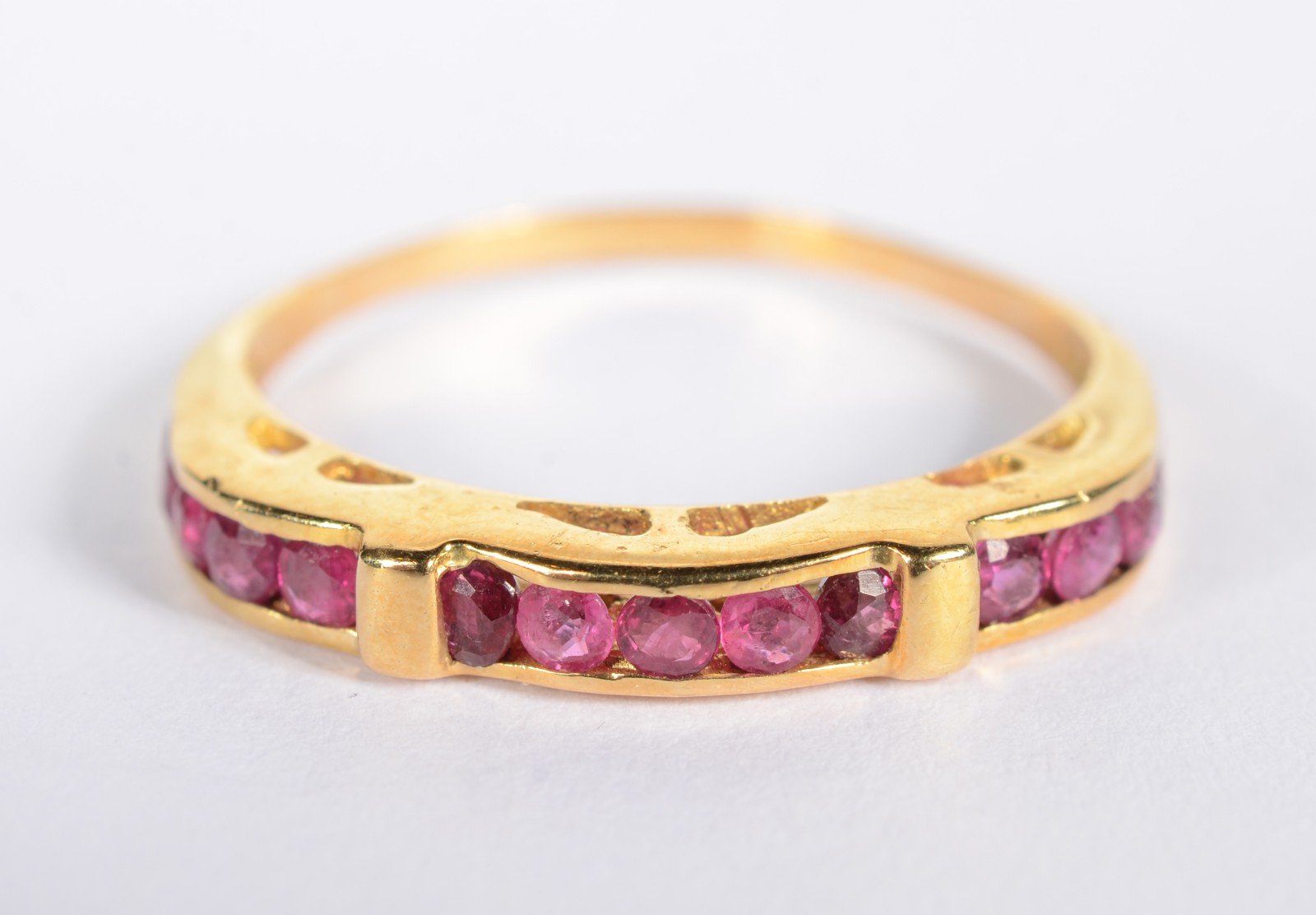 Anel de ouro 18 k., com aproximadamente 15 rubis da birmânia. Aro 20... - foto 1 de 5