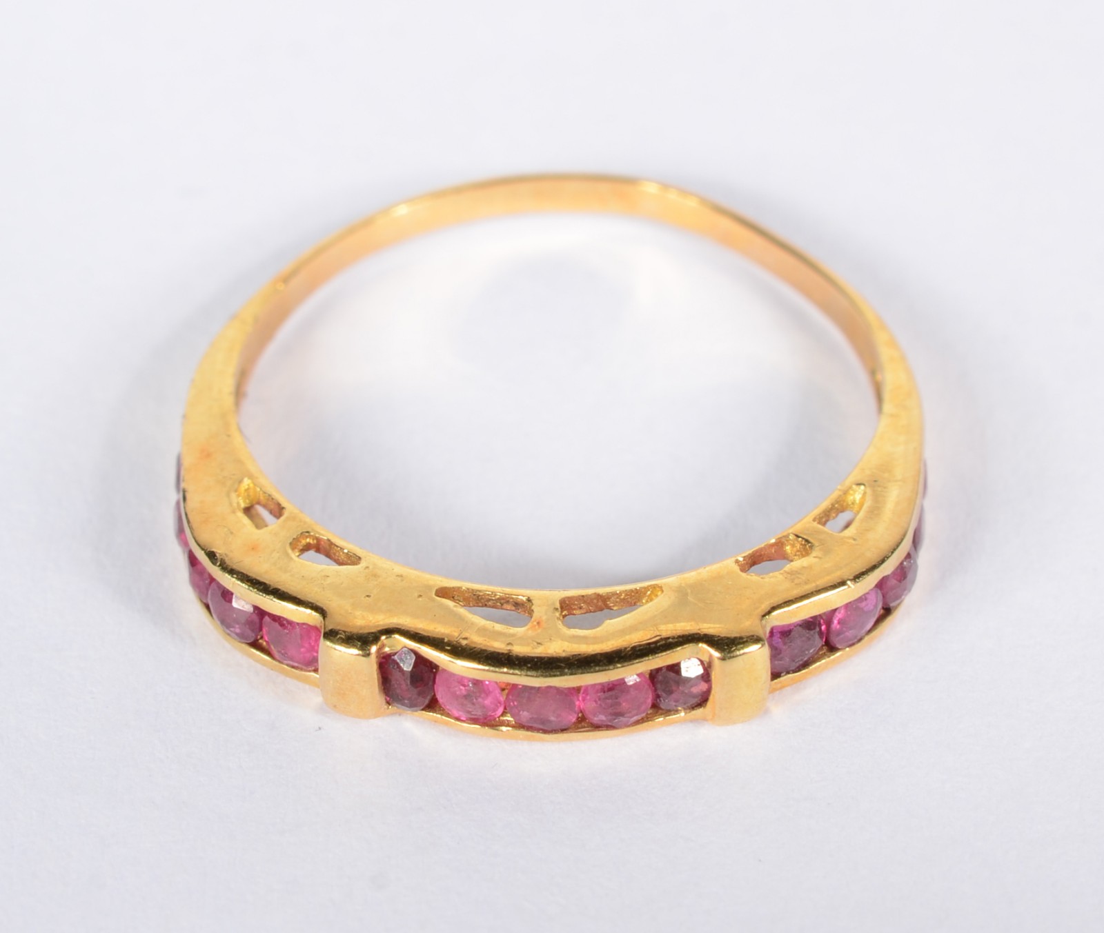 Anel de ouro 18 k., com aproximadamente 15 rubis da birmânia. Aro 20... - foto 2 de 5