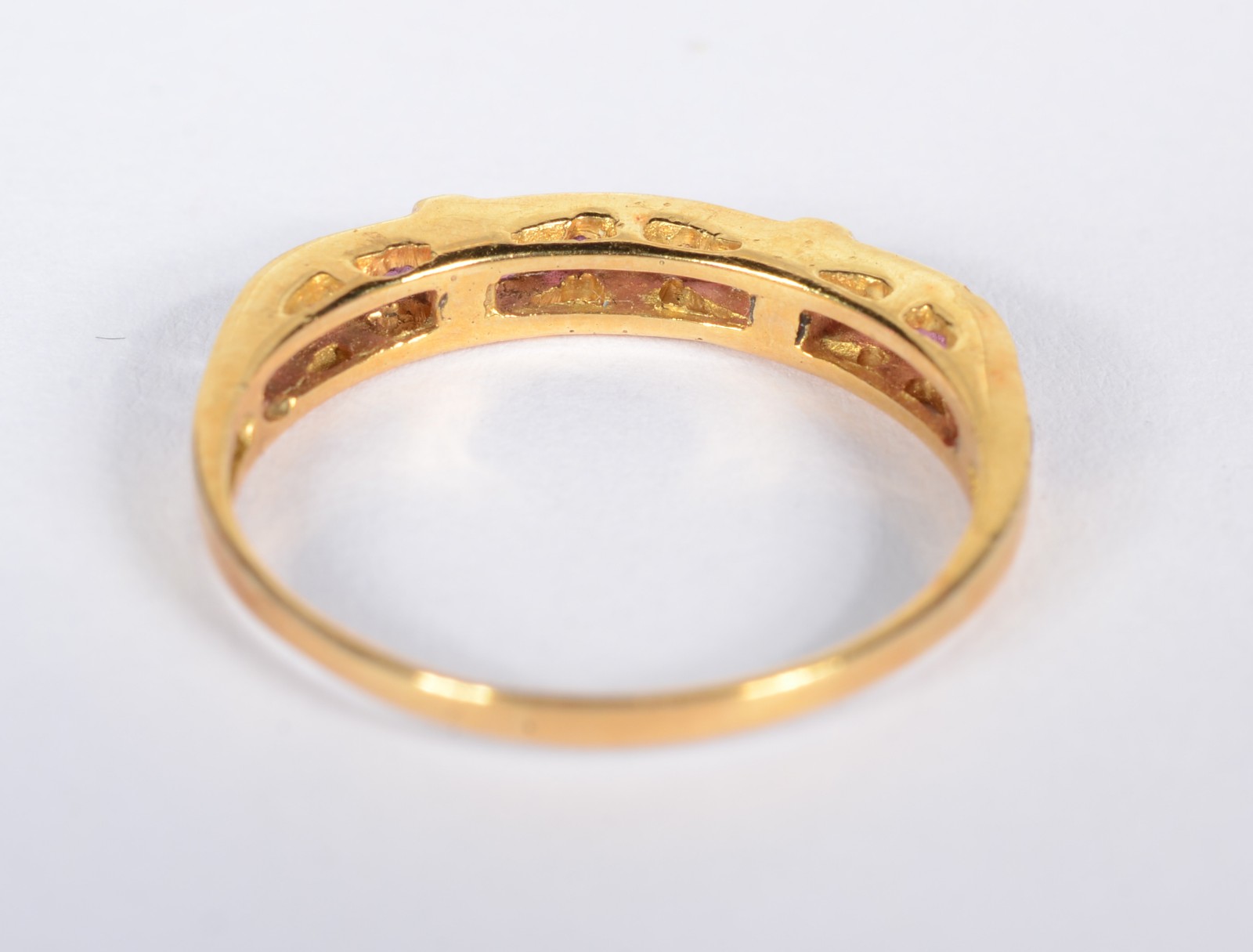 Anel de ouro 18 k., com aproximadamente 15 rubis da birmânia. Aro 20... - foto 4 de 5