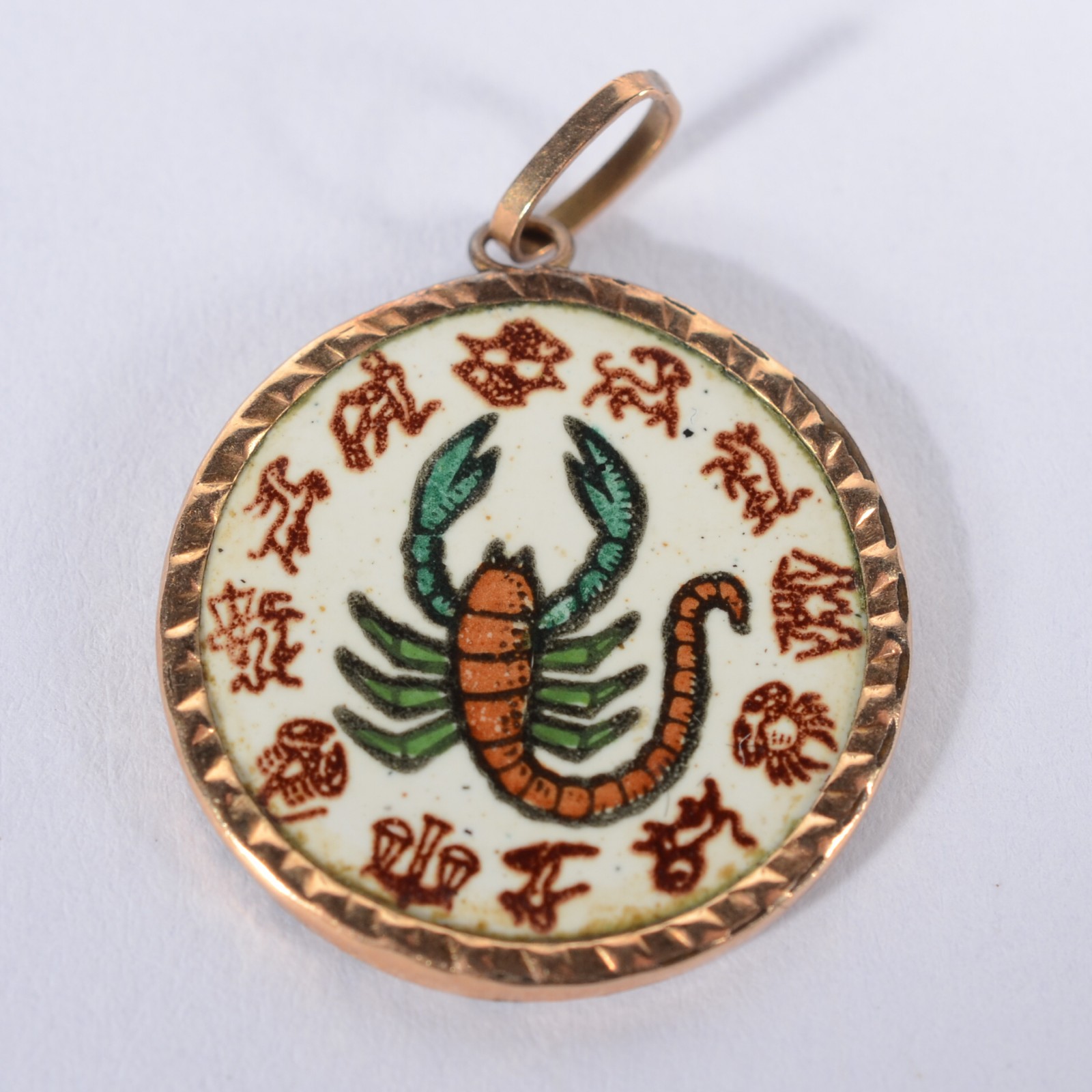 Medalha de ouro 18 k., com signo de escorpião. (Por motivos de... - foto 1 de 2
