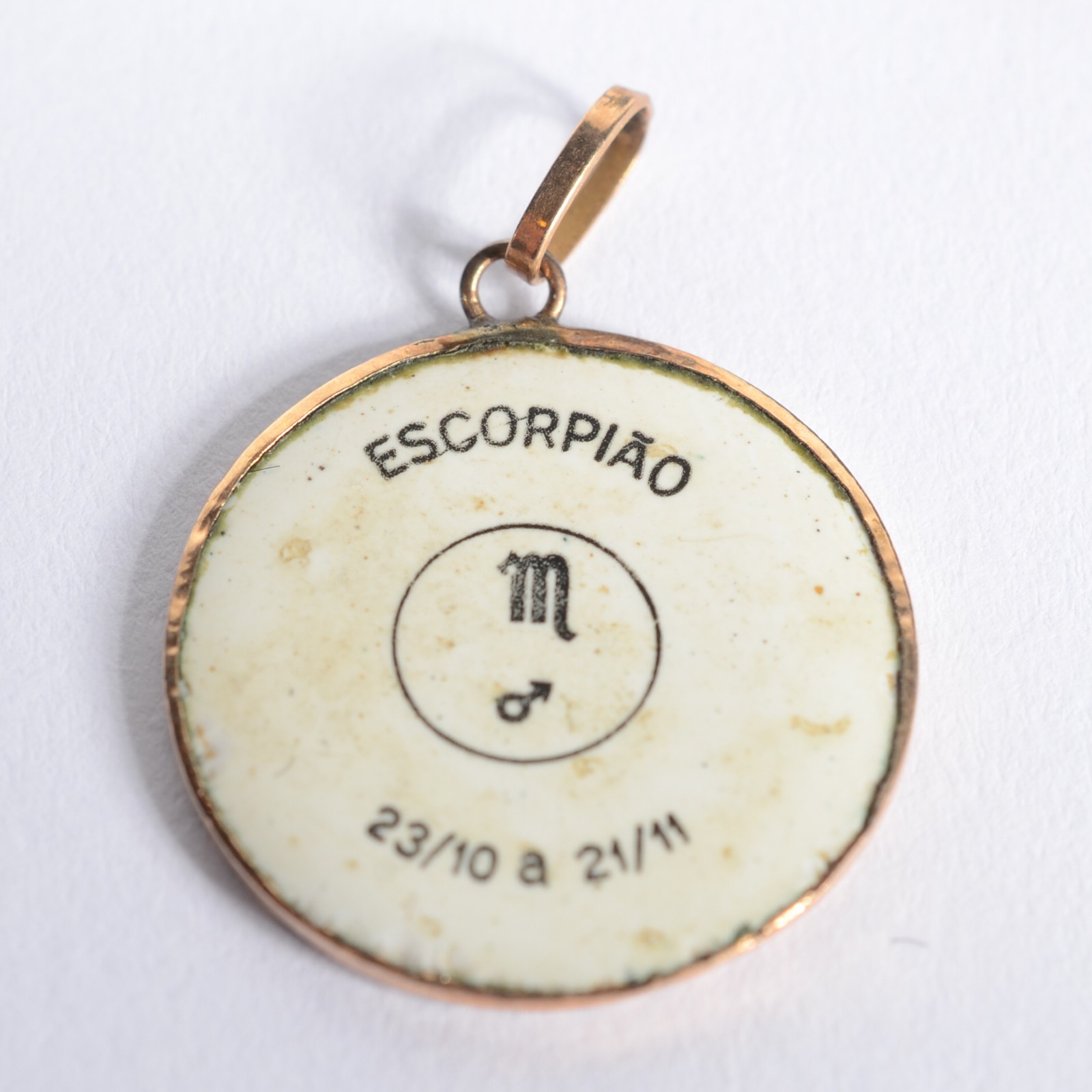 Medalha de ouro 18 k., com signo de escorpião. (Por motivos de... - foto 2 de 2
