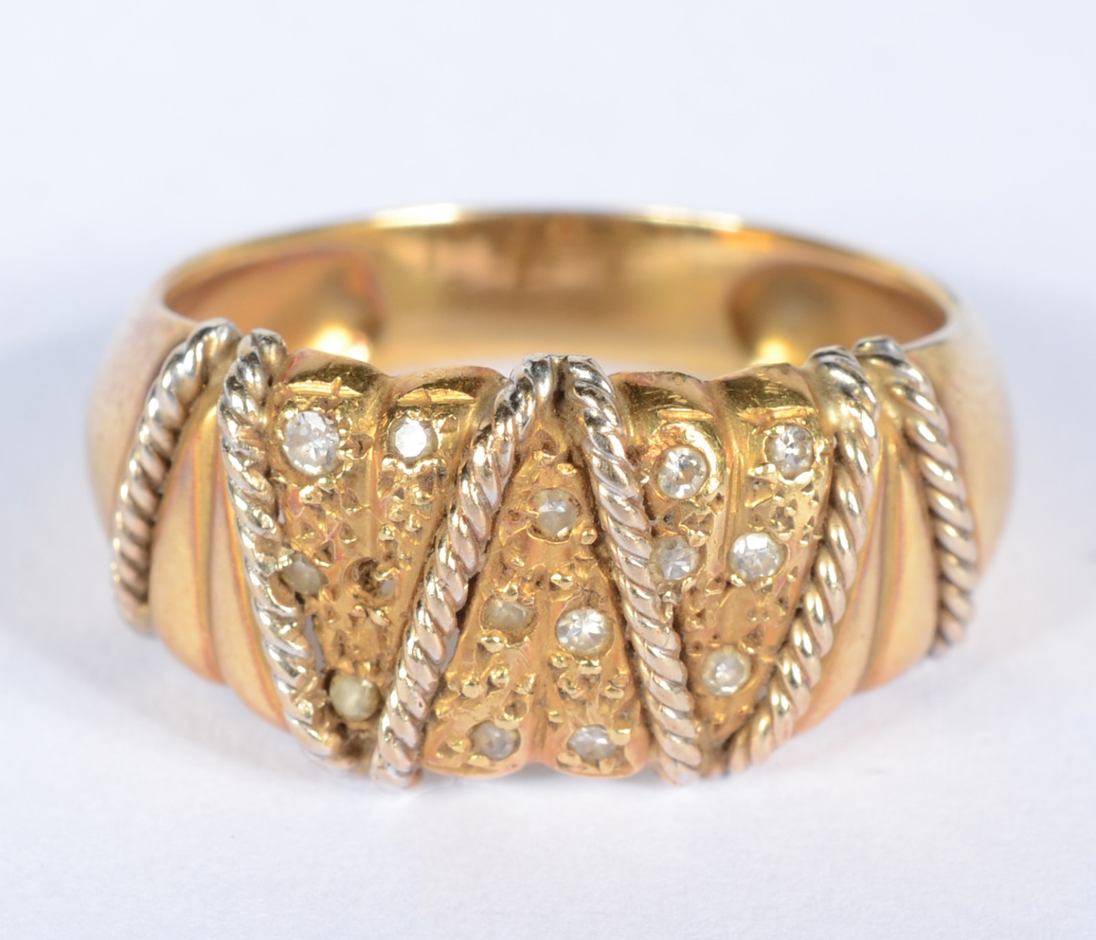 Anel de ouro 18k., contraste 750 mls com mini brilhantes, detalhes... - foto 1 de 5