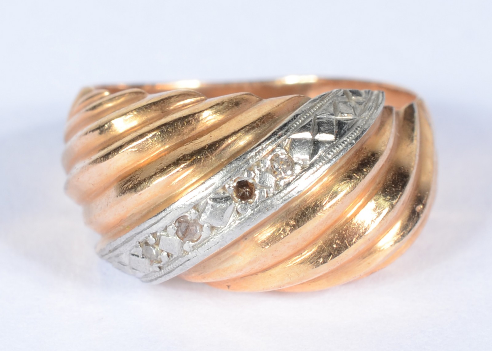 Anel de ouro 18 k., com pequenos brilhantes. Aro 14. (Por motivos de... - foto 1 de 5