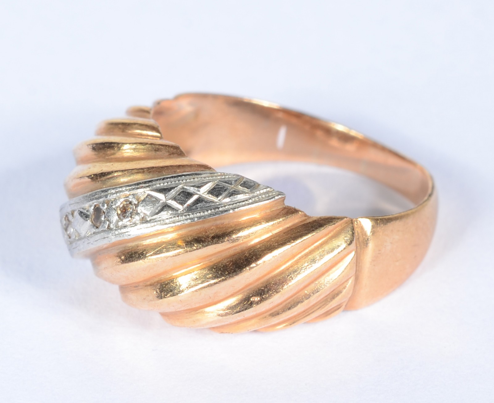 Anel de ouro 18 k., com pequenos brilhantes. Aro 14. (Por motivos de... - foto 2 de 5