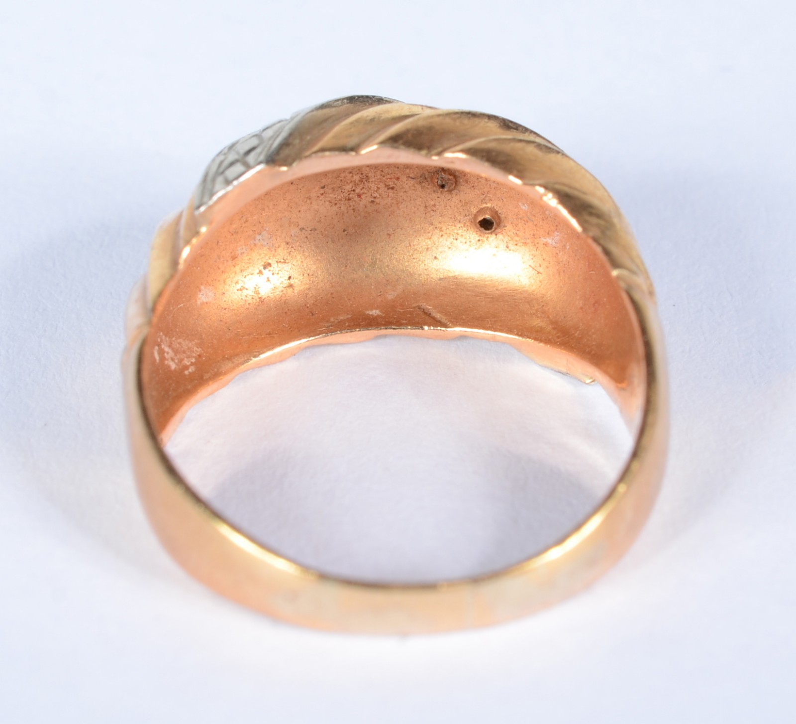 Anel de ouro 18 k., com pequenos brilhantes. Aro 14. (Por motivos de... - foto 3 de 5