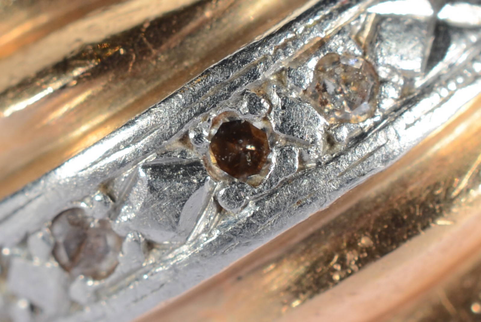 Anel de ouro 18 k., com pequenos brilhantes. Aro 14. (Por motivos de... - foto 4 de 5
