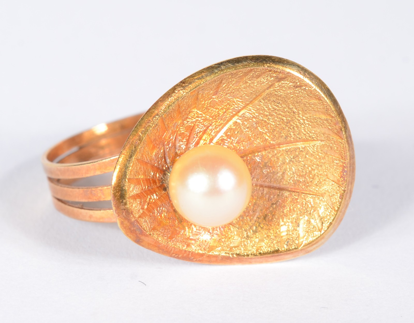 Anel de ouro 18 k., na forma de "concha" com perola. Aro 12. (Por... - foto 1 de 6
