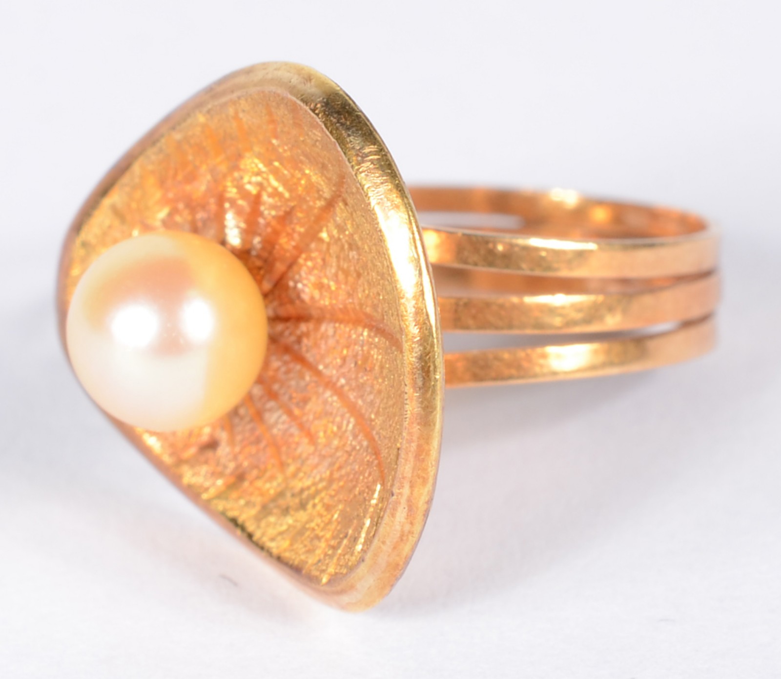 Anel de ouro 18 k., na forma de "concha" com perola. Aro 12. (Por... - foto 2 de 6