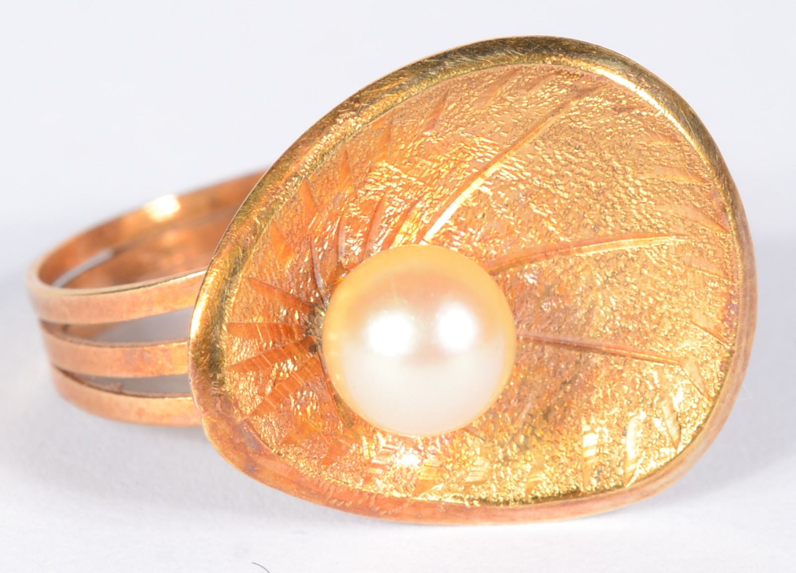Anel de ouro 18 k., na forma de "concha" com perola. Aro 12. (Por... - foto 3 de 6