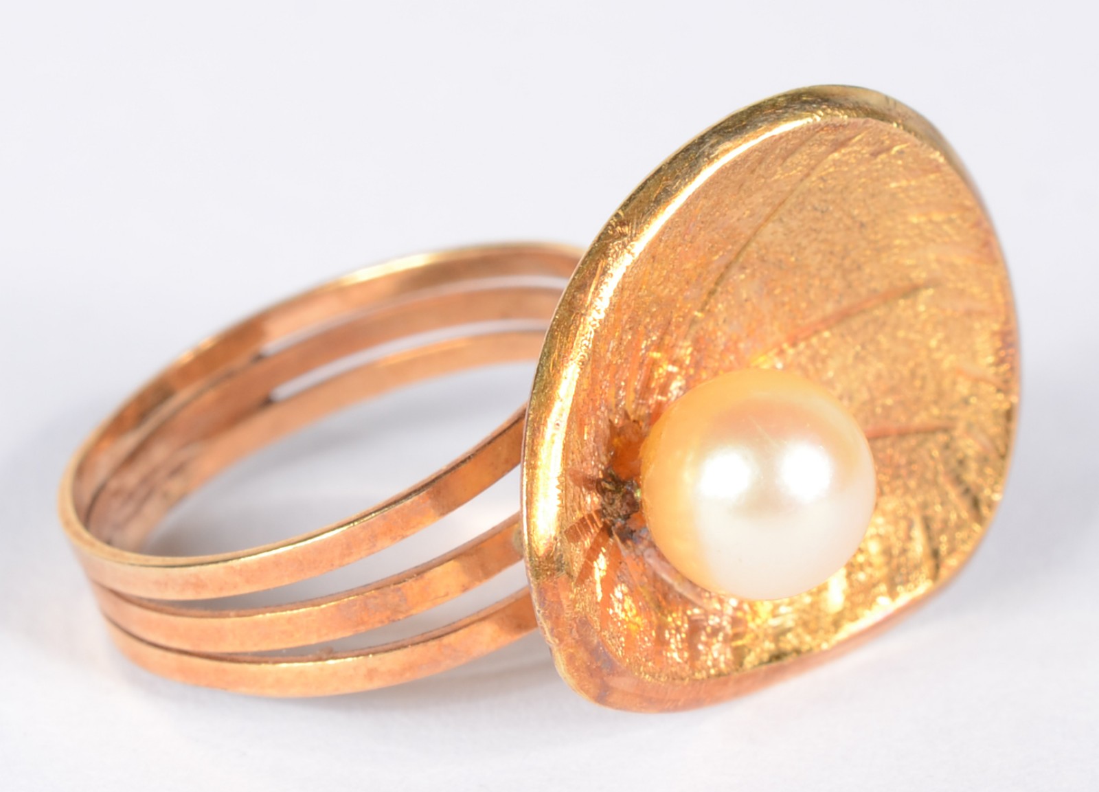 Anel de ouro 18 k., na forma de "concha" com perola. Aro 12. (Por... - foto 4 de 6