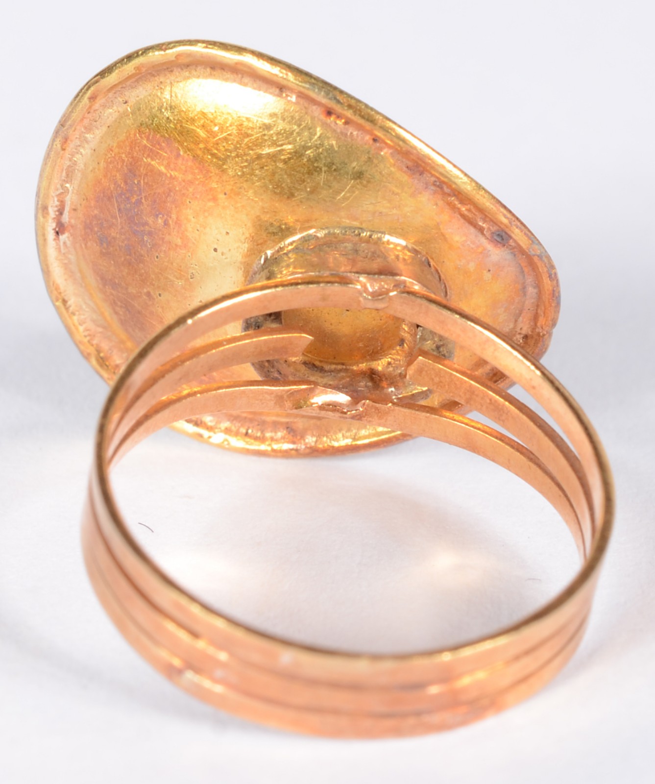 Anel de ouro 18 k., na forma de "concha" com perola. Aro 12. (Por... - foto 5 de 6