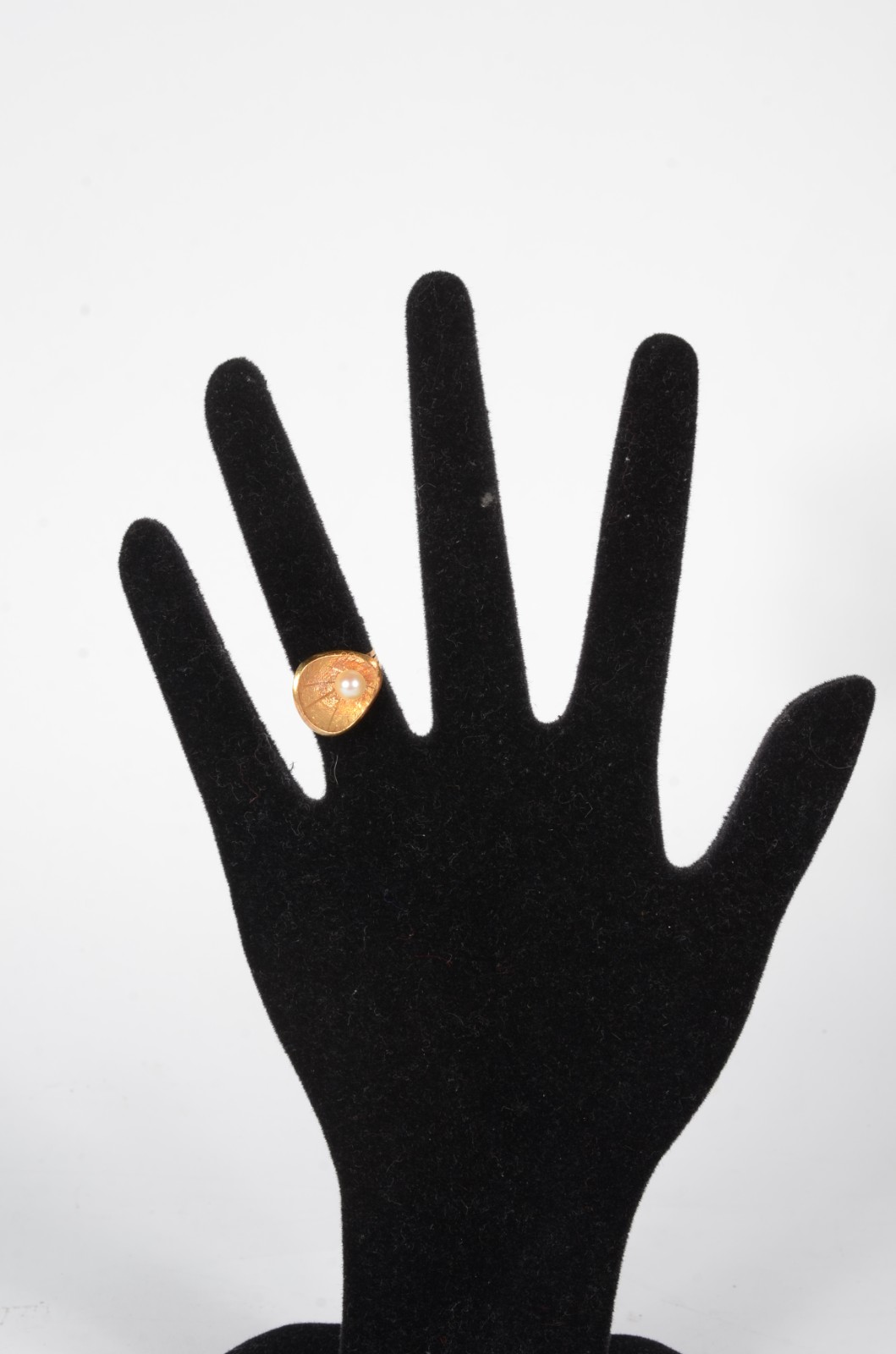 Anel de ouro 18 k., na forma de "concha" com perola. Aro 12. (Por... - foto 6 de 6