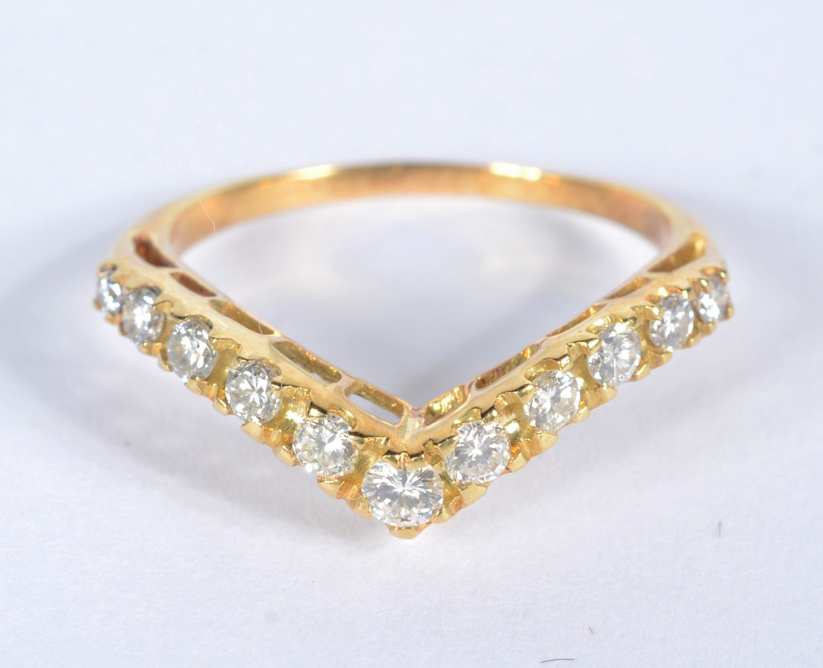 Anel de ouro 18 k., feitio "V" com brilhantes. Aro 20. (Por motivos... - foto 1 de 4