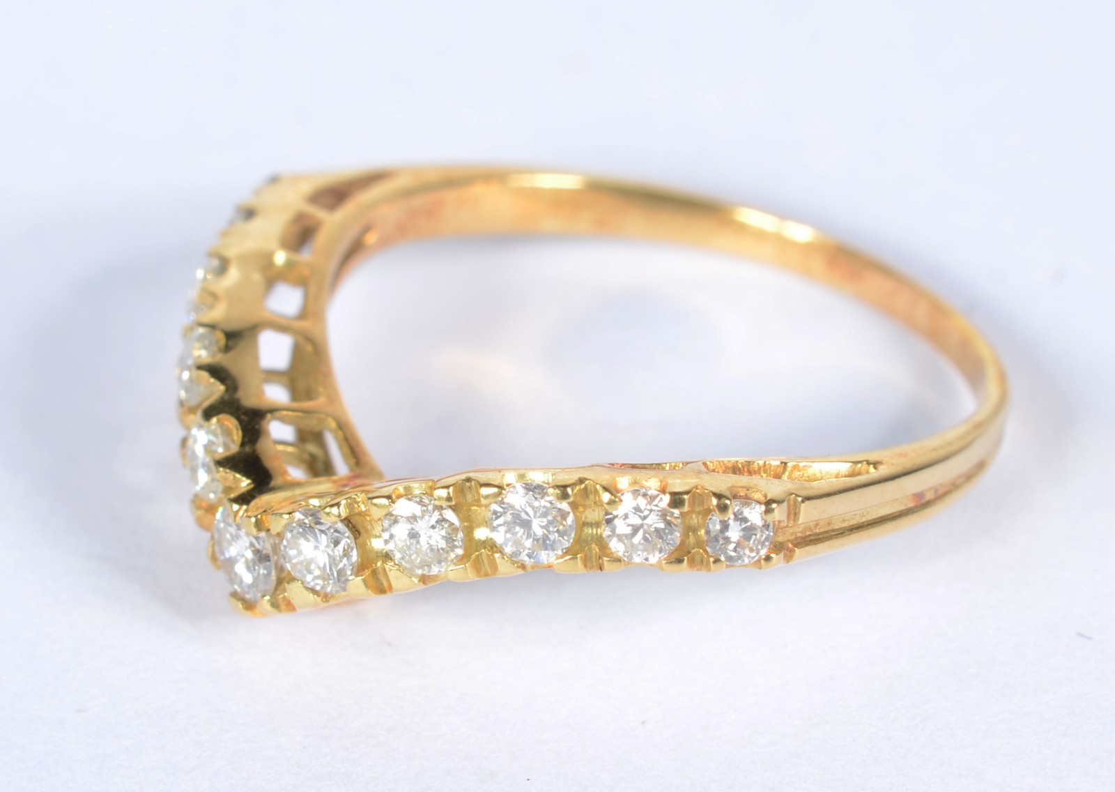 Anel de ouro 18 k., feitio "V" com brilhantes. Aro 20. (Por motivos... - foto 2 de 4