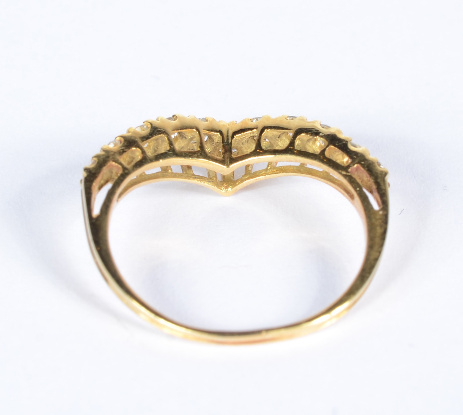 Anel de ouro 18 k., feitio "V" com brilhantes. Aro 20. (Por motivos... - foto 3 de 4