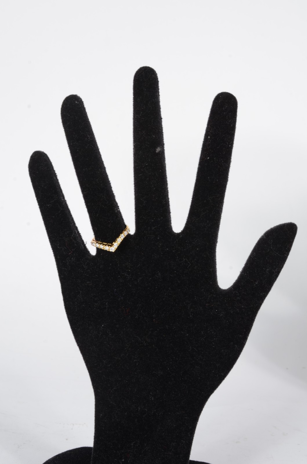 Anel de ouro 18 k., feitio "V" com brilhantes. Aro 20. (Por motivos... - foto 4 de 4