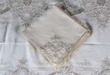 Toalha de mesa de linho portugues bordado da Il... - Toalha de mesa de linho portugues bordado da Ilha da Madeira. Acompanham 10 guardanapos. Pequenos puídos.