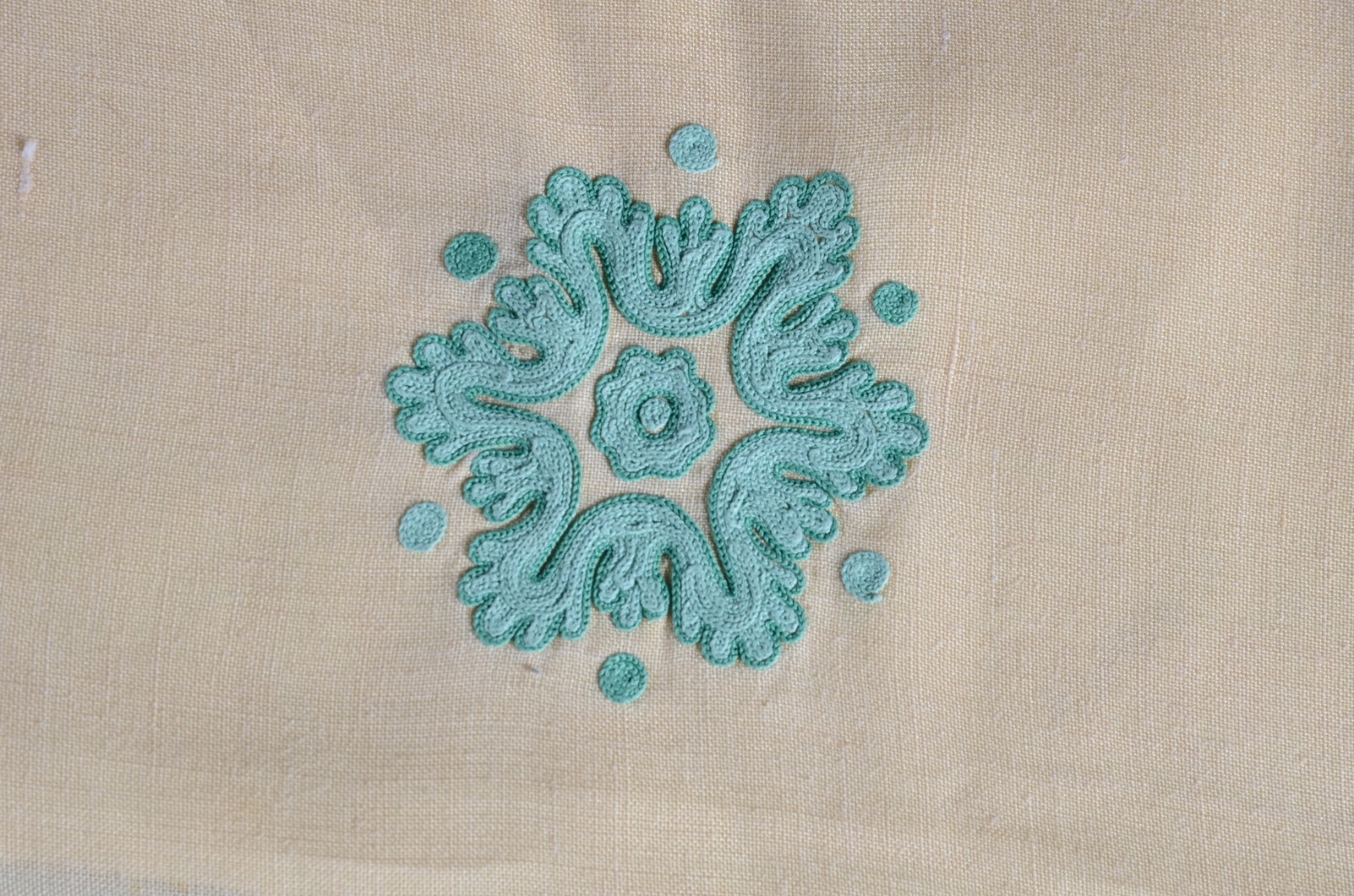 Duas toalhas de mesa de linho na cor amarela com bordados verdes... - foto 3 de 5