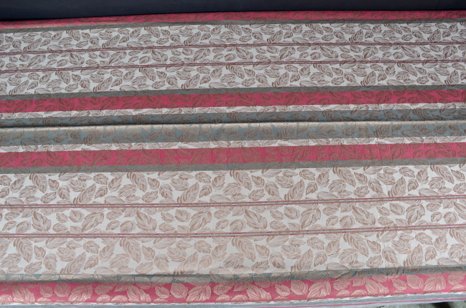 Toalha de mesa com decoração nataliana. - foto 2 de 3