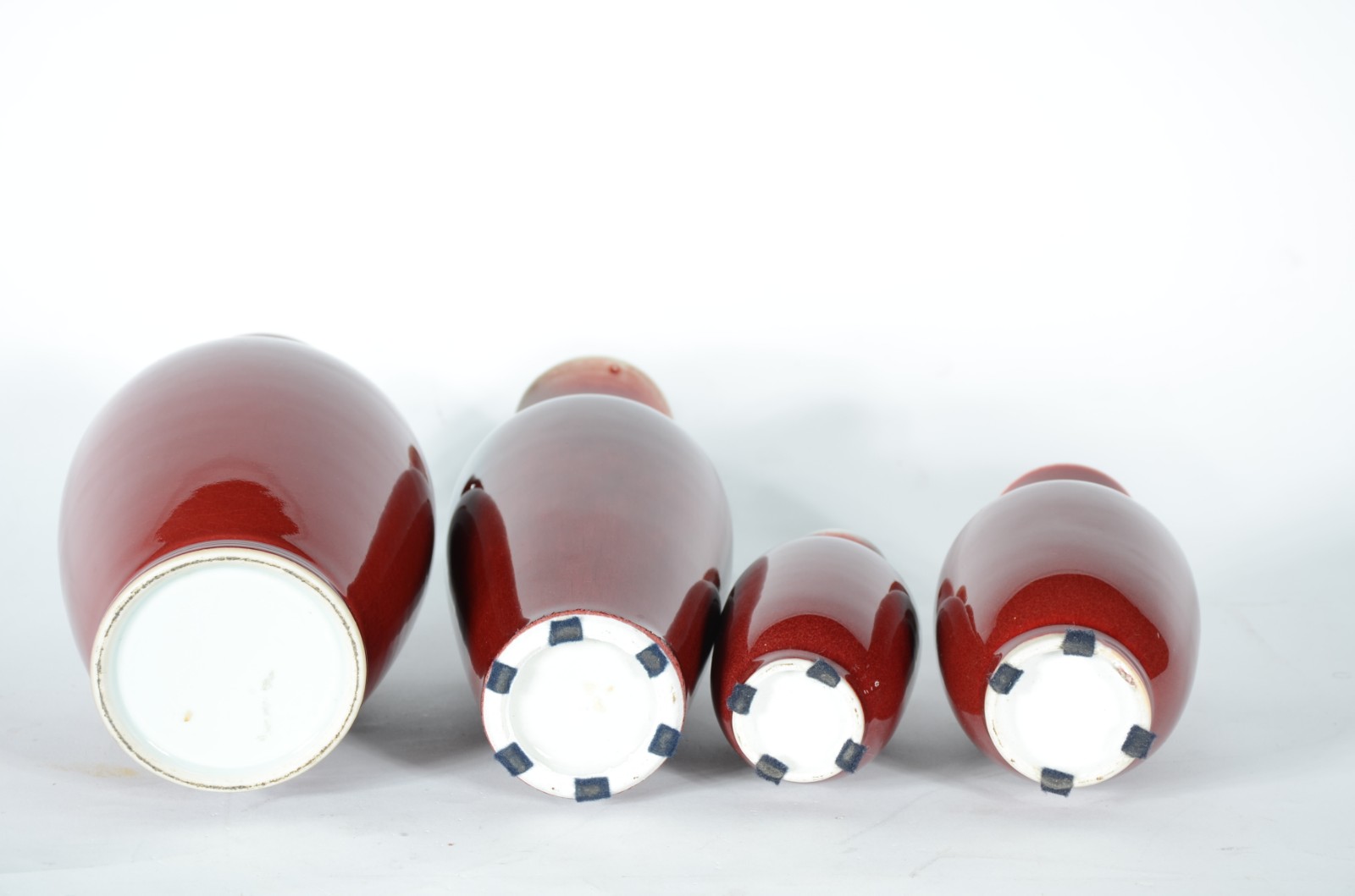 Quatro pequenos vasos de porcelana chinesa "sangue de boi". - foto 5 de 5