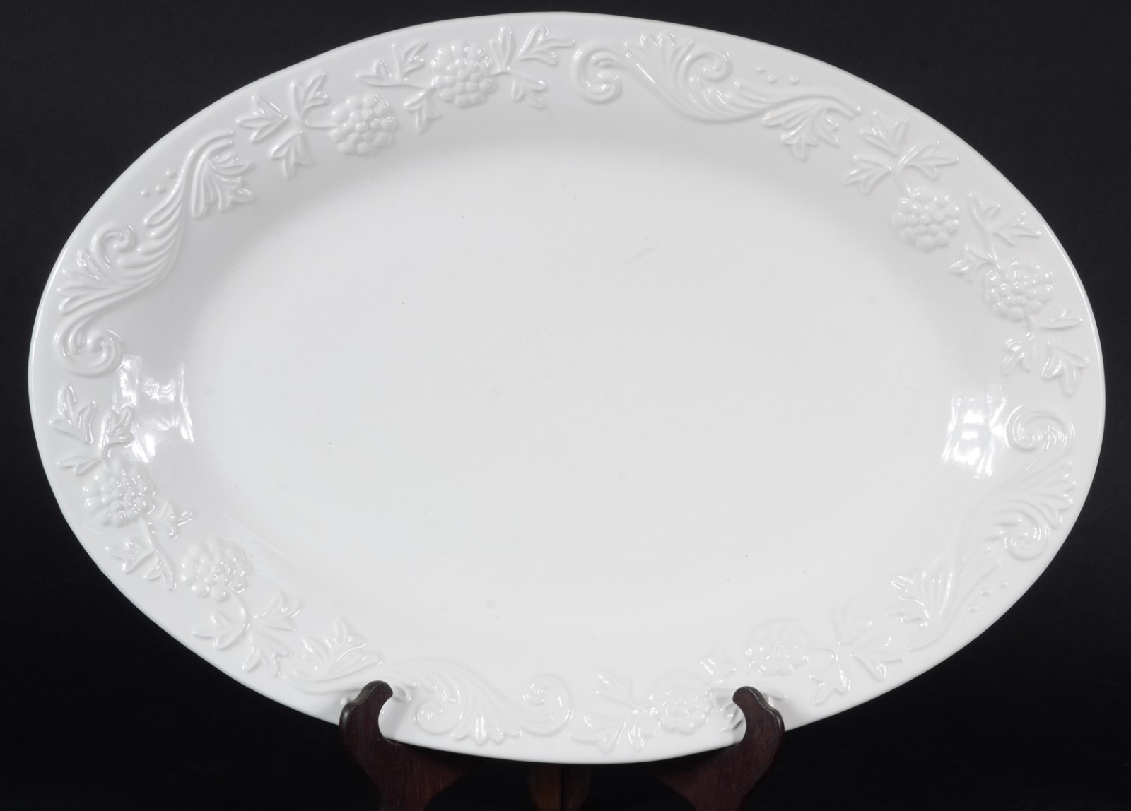 Travessa de cerâmica branca italiana, borda decorada com guirlandas e... - foto 1 de 5