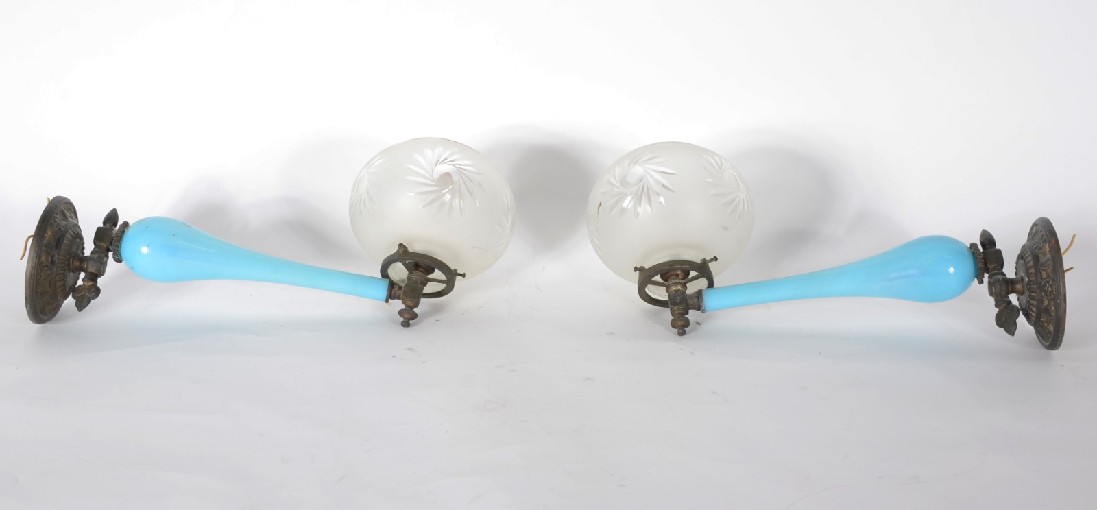 Par de apliques "bico de gás" adaptados para luz elétrica de opalina... - foto 1 de 11