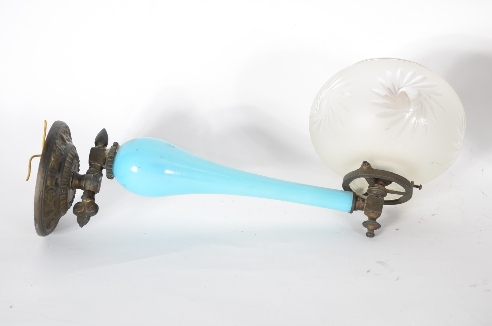 Par de apliques "bico de gás" adaptados para luz elétrica de opalina... - foto 2 de 11