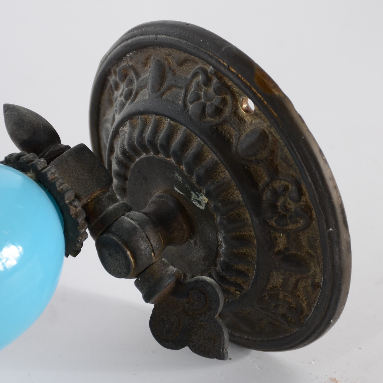 Par de apliques "bico de gás" adaptados para luz elétrica de opalina... - foto 4 de 11
