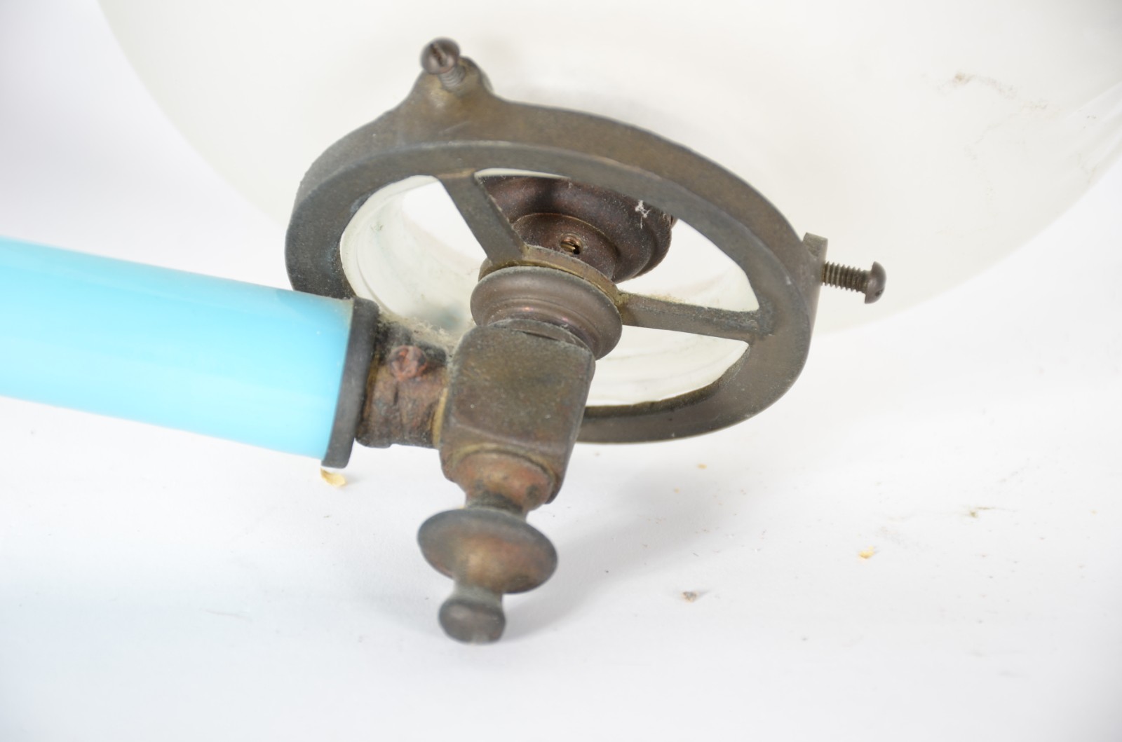 Par de apliques "bico de gás" adaptados para luz elétrica de opalina... - foto 5 de 11