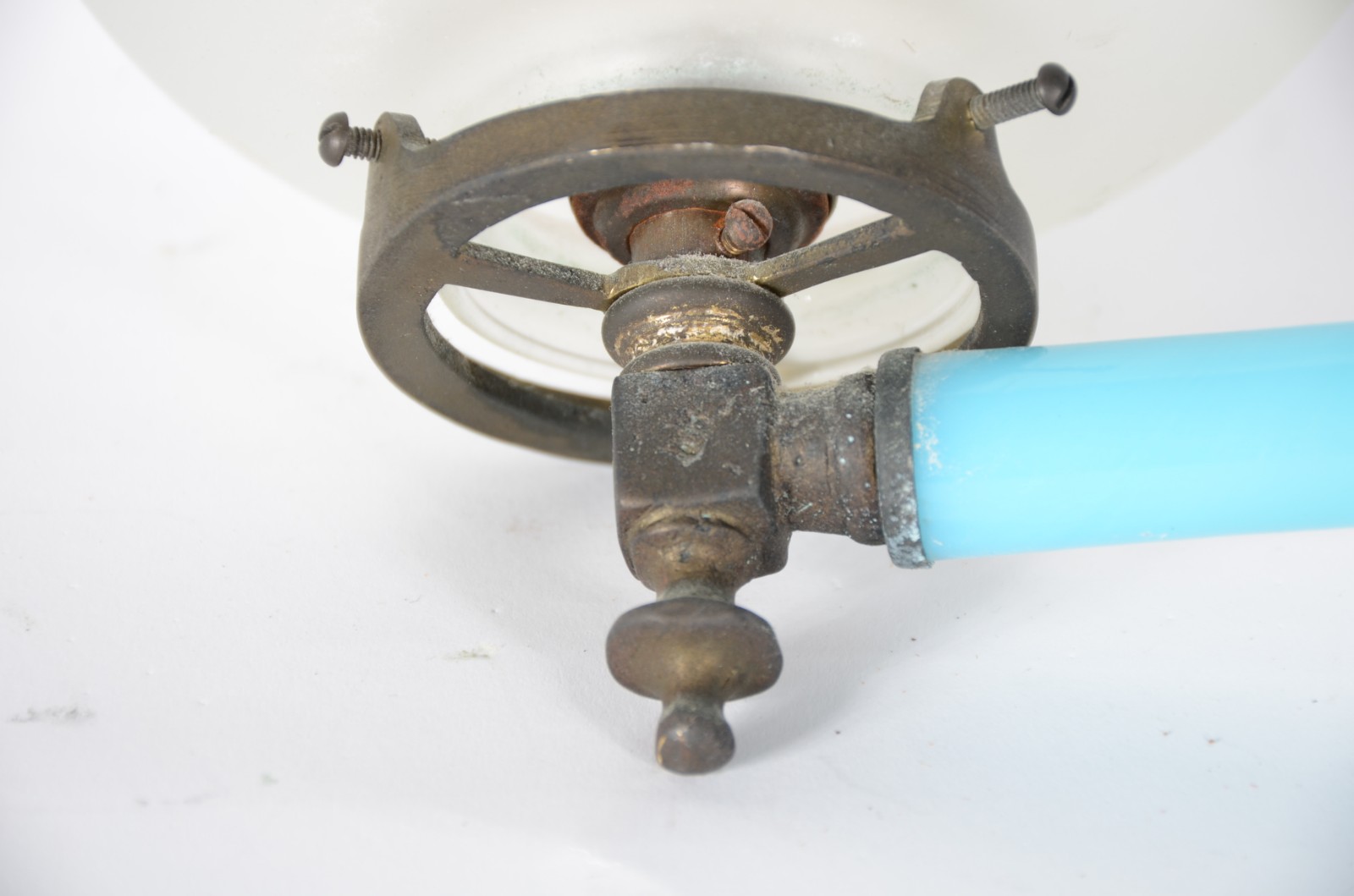 Par de apliques "bico de gás" adaptados para luz elétrica de opalina... - foto 6 de 11