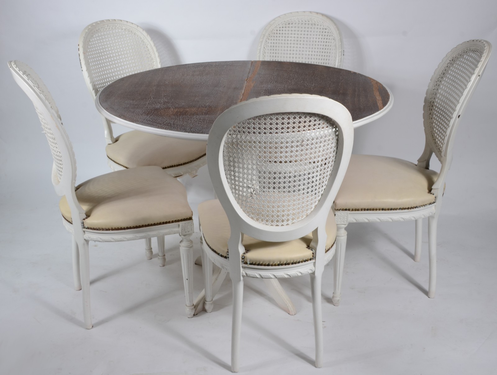 Mesa de madeira pintada de branco com tampo dobrável apoiado em... - foto 1 de 11