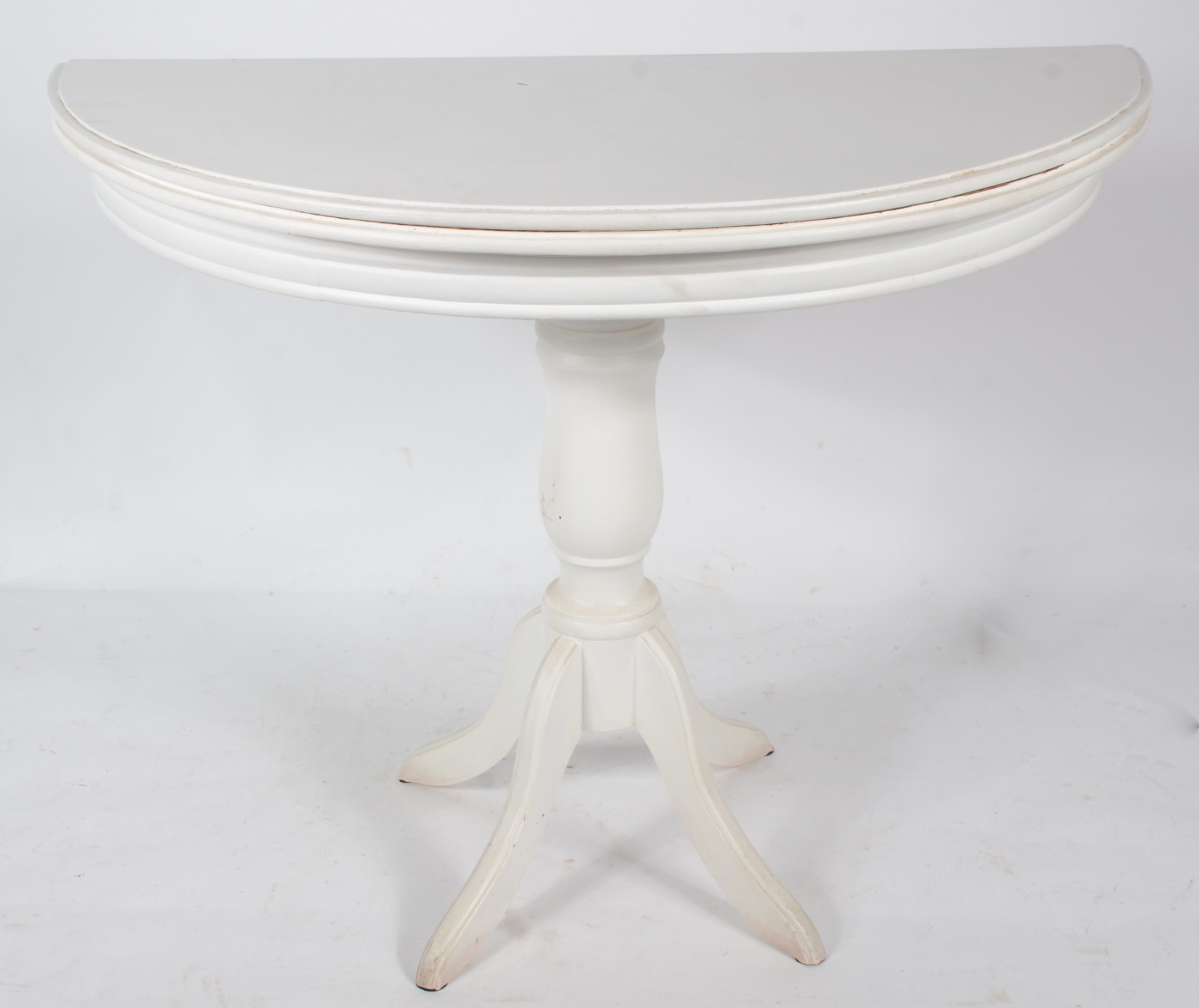 Mesa de madeira pintada de branco com tampo dobrável apoiado em... - foto 2 de 11