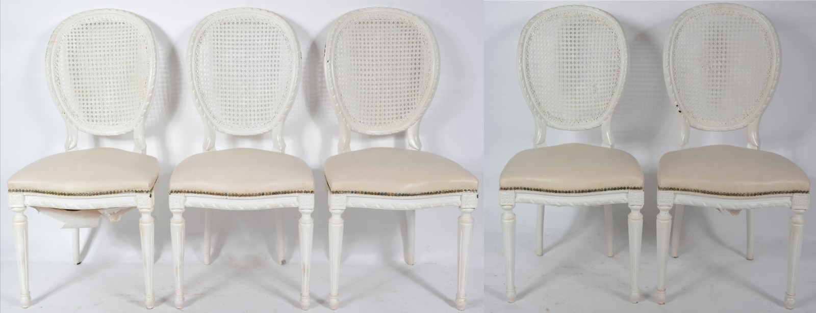 Mesa de madeira pintada de branco com tampo dobrável apoiado em... - foto 4 de 11