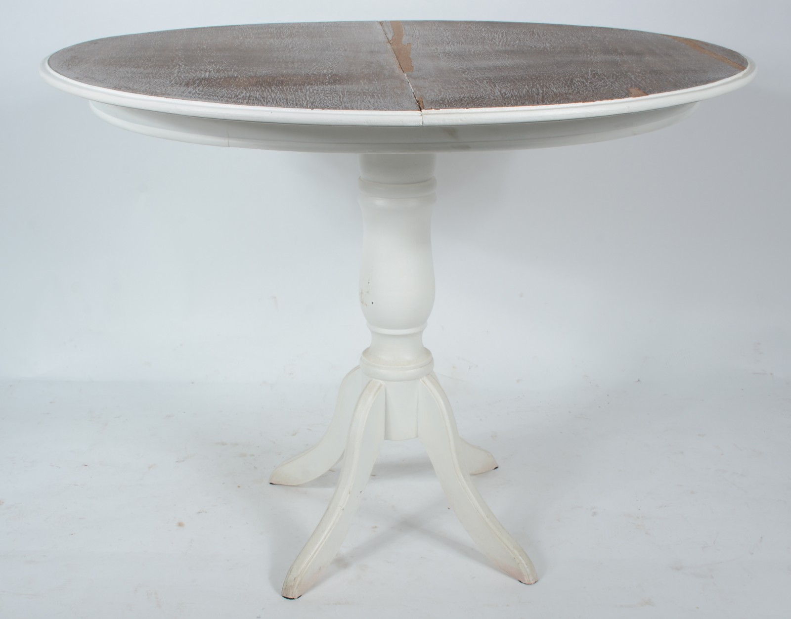 Mesa de madeira pintada de branco com tampo dobrável apoiado em... - foto 3 de 11