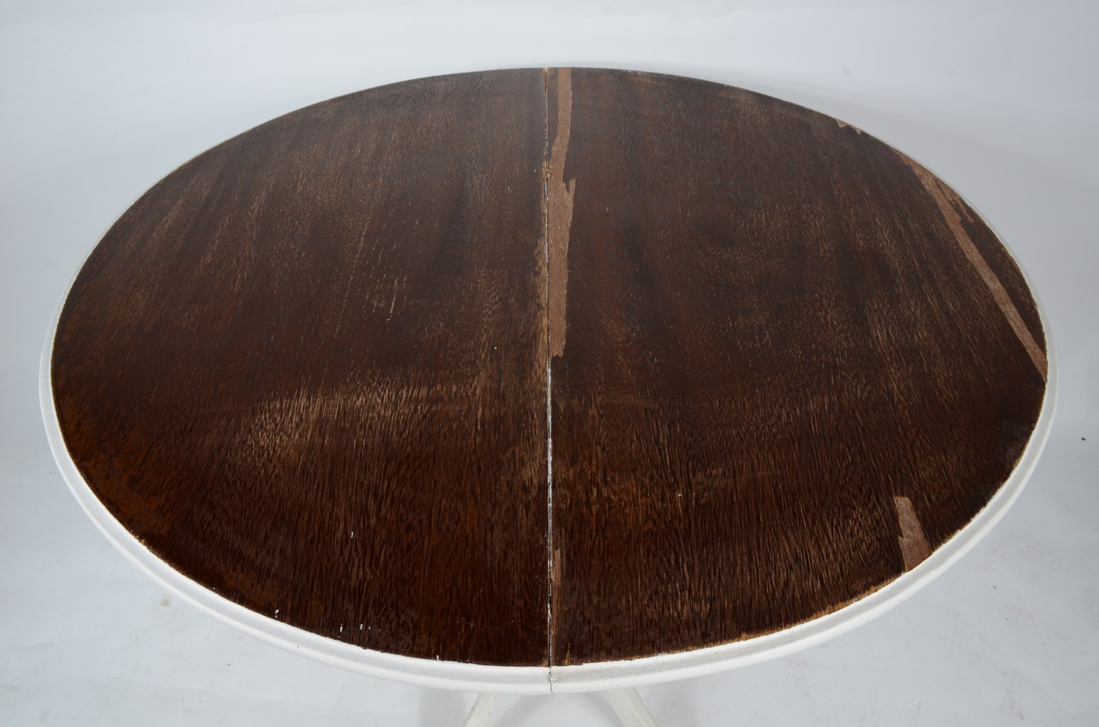 Mesa de madeira pintada de branco com tampo dobrável apoiado em... - foto 5 de 11